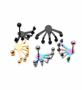 Detalle macro de pendientes de oreja en abanico con puntas en negro, dorado y arcoíris