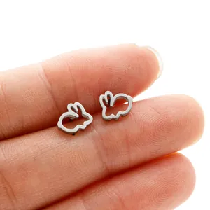 Boucles d'oreilles lapin en acier inoxydable sur le bout du doigt pour l'échelle