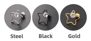 Détail de boucles d'oreilles étoile en titane avec zircon en finitions argent, noir et or
