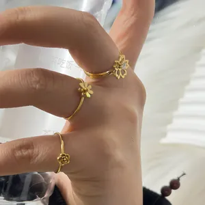 Trois élégantes bagues fleurs dorées pour femmes avec marguerites, roses et cristaux brillants