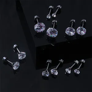 Macro de différentes tailles de boucles d'oreilles en zircone avec monture en acier