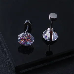 Détail macro de boucles d'oreilles en zircone avec fermoir à vis et monture argentée