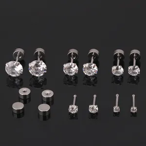 Vue détaillée des boucles d'oreilles en acier avec zircone ronde et fermoir à vis plat