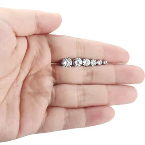 Vue macro de six oxydes de zirconium ronds de tailles variées sur une paume