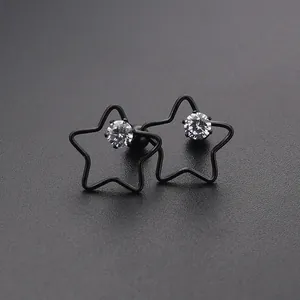 Boucles d'oreilles étoiles noires évidées avec pierre de zircone cubique scintillante