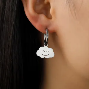 Roestvrijstalen druppelen wolk-smiley oorbellen in zilveren afwerking op een vrouwelijk model