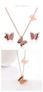 Detalle de un colgante de mariposa en oro rosa con acabados esmerilados y pulidos