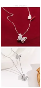 Detalle del colgante de mariposa de doble capa con alas plateadas mate y rojas