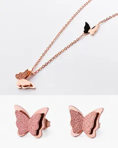 Detalle de conjunto de joyas mariposa en oro rosa con texturas mate y pulida superpuestas