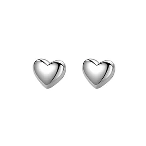 Pendientes de corazón 3D en acero de titanio plateado pulido con diseño minimalista