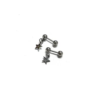 Pendientes de barra en acero de titanio plateado con colgante de estrella minimalista