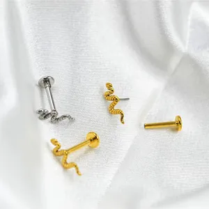 Detailopname van slang labret sieraad in goud en zilver met een platte achterkant