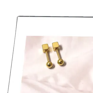 Gouden titaniumstalen geometrische oorknopjes met kubus en bal schroefsluiting design