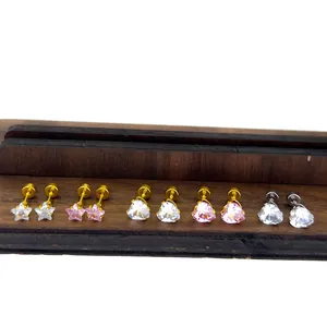 Lot de boucles d'oreilles en acier titane avec étoiles et cœurs en zircon sur support