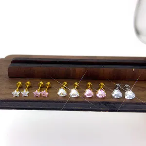 Macro de 5 paires de boucles d'oreilles étoiles et cœurs avec zircon doré et argent
