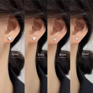 Comparaison de taille de quatre boucles d'oreilles cœur en zircon de 3 mm à 6 mm