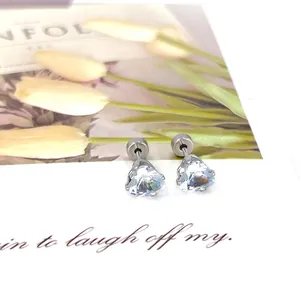 Détail macro de boucles d'oreilles cœur en zircon avec fermoir à vis sécurisé