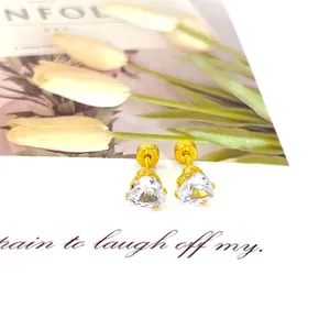 Vue détaillée de boucles d'oreilles cœur en acier titane doré avec zircon et tulipes