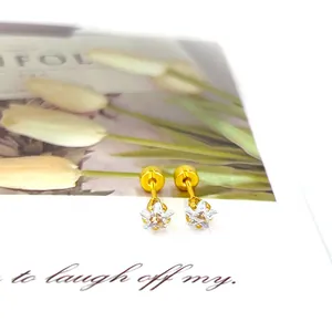 Gros plan de boucles d'oreilles étoiles dorées avec oxydes de zirconium et fermoirs à vis
