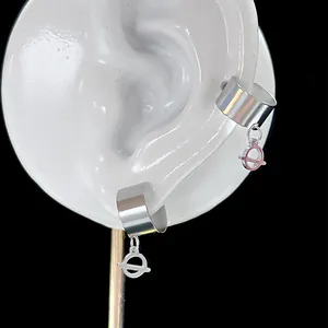 Silberne Edelstahl Ohrklemmen ohne Ohrloch mit minimalistischem Planeten Anhänger