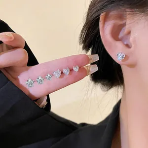 Boucles d'oreilles en acier titane avec zircons étoiles et cœurs sur doigts et oreilles