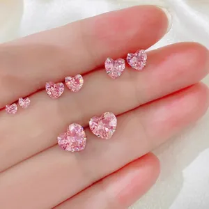 Comparaison détaillée de quatre tailles de boucles d'oreilles cœur en zircon rose