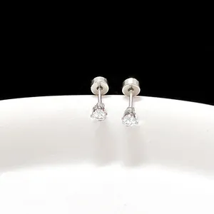 Gros plan de boucles d'oreilles en acier titane avec zircon rond et fermoir papillon sûr