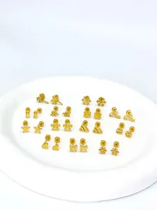 Detailansicht goldener mattierter Ohrstecker mit Stern- und Herzmotiven und Schraubverschluss