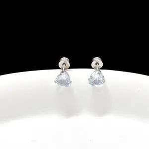 Gros plan sur les boucles d'oreilles cœur en zircon et acier titane argenté avec fermoir disque
