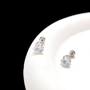 Détails des clous d'oreilles cœur en acier titane avec fermoirs à vis sécurisés