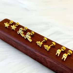 Set aus goldenen Edelstahl-Ohrsteckern mit Stern-, Schlangen- und Schleifen-Designs