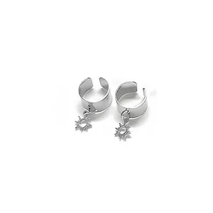 Silberne Edelstahl-Ohrklemmen mit Sonnenanhängern an breiten, offenen Ringdesigns