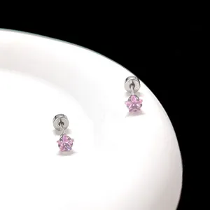 Vue détaillée de boucles d'oreilles étoile rose en zircon avec fermoir à vis sur plateau
