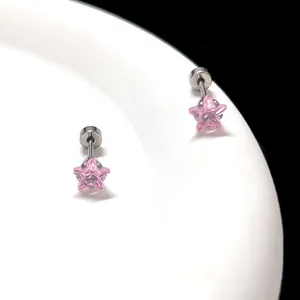Gros plan de boucles d'oreilles étoiles roses en zircon avec vis arrière en métal