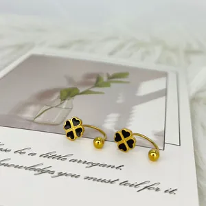 Makroaufnahme der goldenen Kleeblatt-Ohrstecker mit schwarzer Emaille und Schraubverschluss