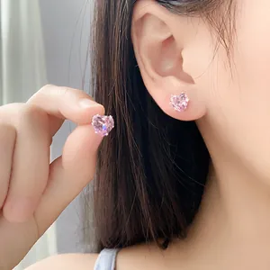 Boucles d'oreilles minimalistes en acier titane avec zircon rose en forme de cœur