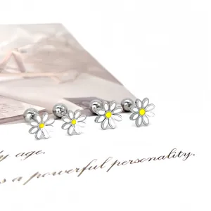 Gänseblümchen-Ohrstecker aus Edelstahl mit weißen Blütenblättern und gelber Mitte, 4er-Set