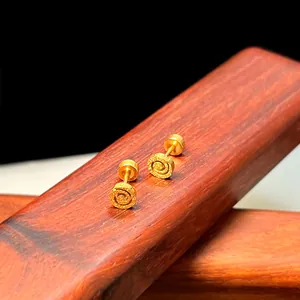 Detailansicht goldener Spiral-Ohrstecker mit eleganter mattierter Oberflächenstruktur