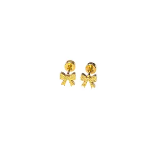 Ein Paar goldene Schleifen-Ohrstecker mit matter Textur und Schraubverschluss