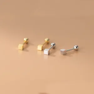 Geometrische Würfel-Ohrstecker in Gold und Silber mit sicherem Schraubverschluss für Damen