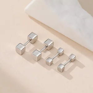 Detailaufnahme von quadratischen Minimalist-Ohrsteckern aus Edelstahl in vier Größen