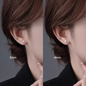 Minimalistische quadratische Edelstahl Ohrstecker in 3mm und 4mm Größen am Ohr