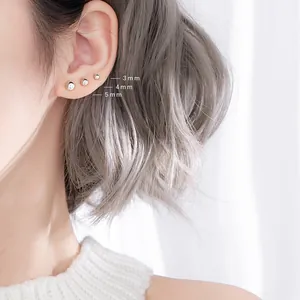 Detail van 3mm 4mm 5mm titanium stalen bolletjes oorbellen op meerdere oor piercings