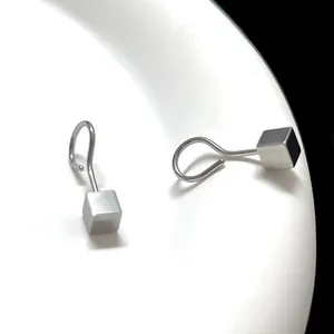 Minimalistische Edelstahl-Hakenohrringe mit polierten silbernen geometrischen Würfeln
