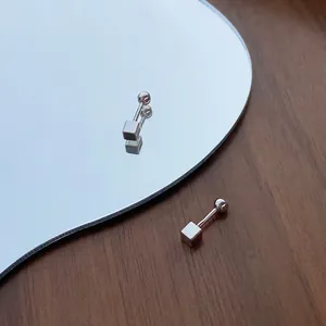 Detailaufnahme eines minimalistischen quadratischen Ohrsteckers mit Schraubverschluss