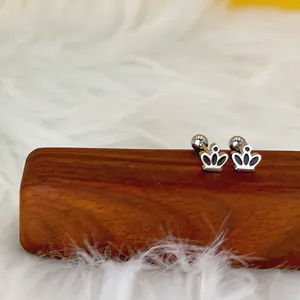 Vue macro de la boucle d'oreille couronne à vis en acier argenté et émail noir