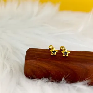 Détails de boucles d'oreilles étoiles dorées en émail noir avec fermoir à vis à bille