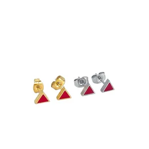 Par de pendientes triangulares geométricos en oro y plata con incrustación de esmalte rojo