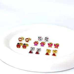 Set de 8 pendientes de acero inoxidable con motivos geométricos y de animales coloridos