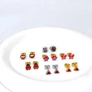 Set de pendientes geométricos de esmalte con mariposa y pata de gato bañados en oro
